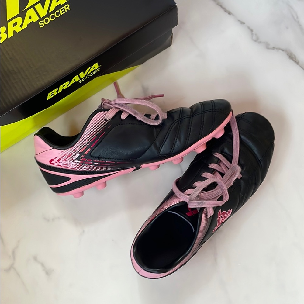 Brava Soccer Cleats - Black and Pink - Girls Racer lll - Size 4.5